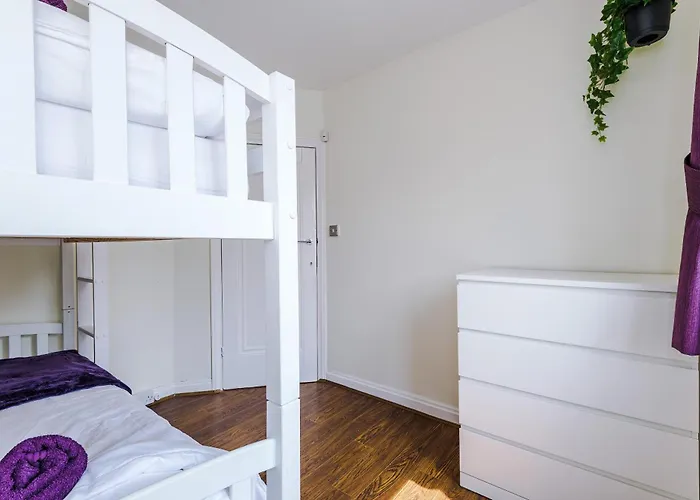 Дом отдыха 3 Bedroom In Prestwich 15 Mins From Centre Garden Free Parking Superfast Wifi Netflix Манчестер