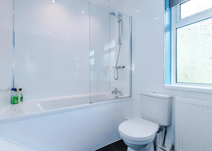 3 Bedroom In Prestwich 15 Mins From Centre Garden Free Parking Superfast Wifi Netflix *