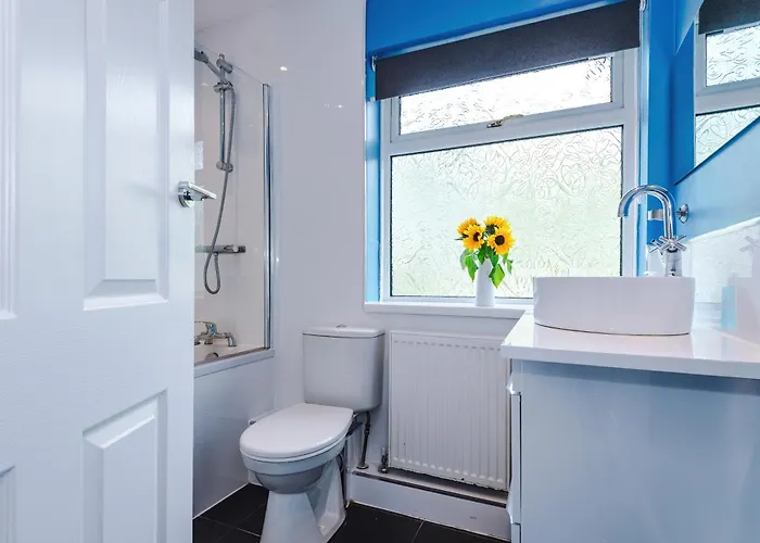 3 Bedroom In Prestwich 15 Mins From Centre Garden Free Parking Superfast Wifi Netflix Манчестер