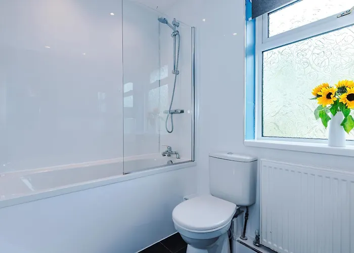 3 Bedroom In Prestwich 15 Mins From Centre Garden Free Parking Superfast Wifi Netflix Дом отдыха Манчестер