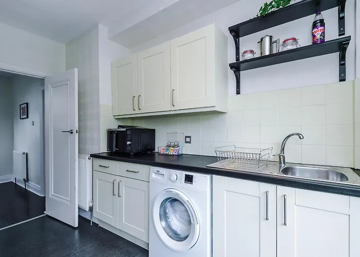 3 Bedroom In Prestwich 15 Mins From Centre Garden Free Parking Superfast Wifi Netflix Манчестер