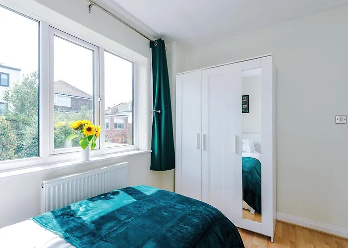 3 Bedroom In Prestwich 15 Mins From Centre Garden Free Parking Superfast Wifi Netflix * Манчестер