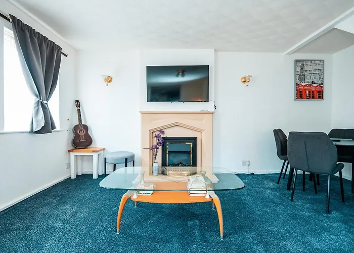 3-bed Retreat - Sleeps 8 Garden & Parking בית נופש *