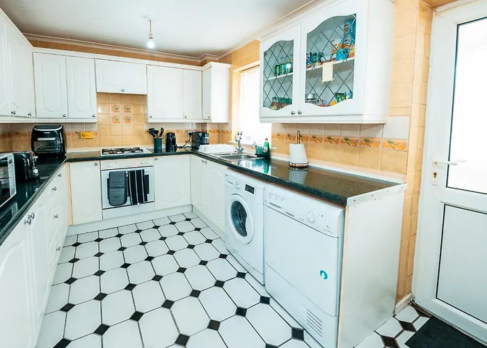 3-bed Retreat - Sleeps 8 Garden & Parking * מנצ'סטר