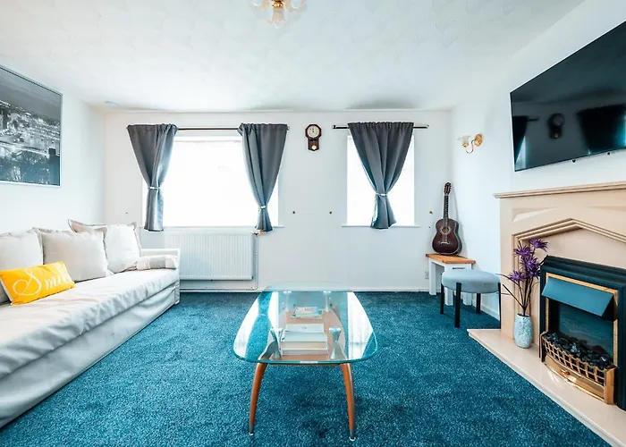 3-bed Retreat - Sleeps 8 Garden & Parking בית נופש