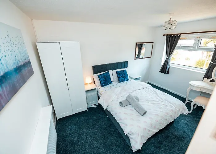 3-bed Retreat - Sleeps 8 Garden & Parking *