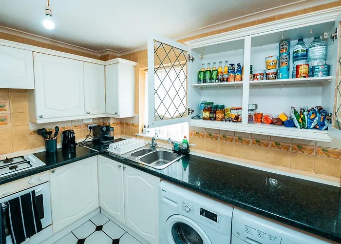 3-bed Retreat - Sleeps 8 Garden & Parking