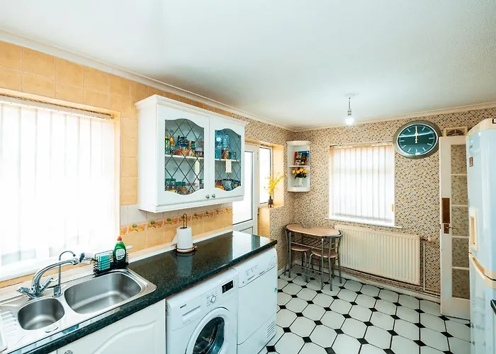 בית נופש 3-bed Retreat - Sleeps 8 Garden & Parking *