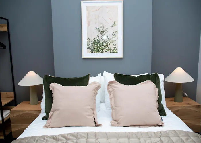 Sleeps 14 The Old Trafford Family Zen By Genesis Living