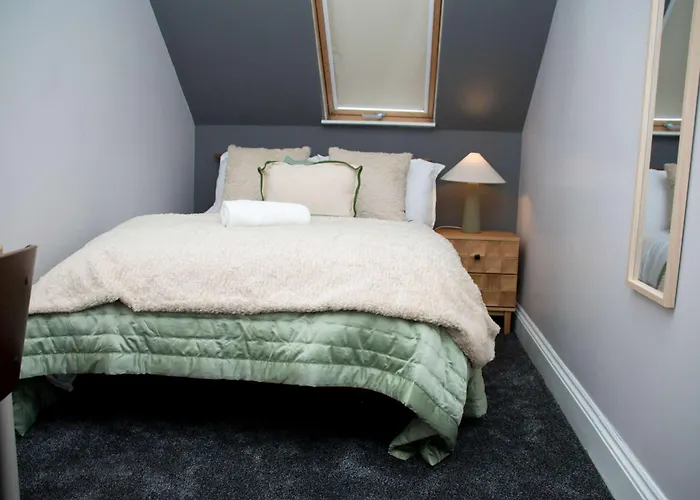 Sleeps 14 The Old Trafford Family Zen By Genesis Living *