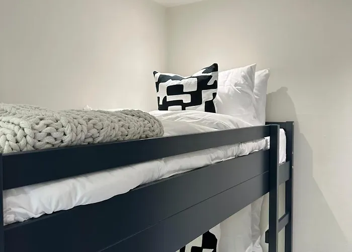 Dom wakacyjny Convenient House By Ankers Contractors With Free Parking *