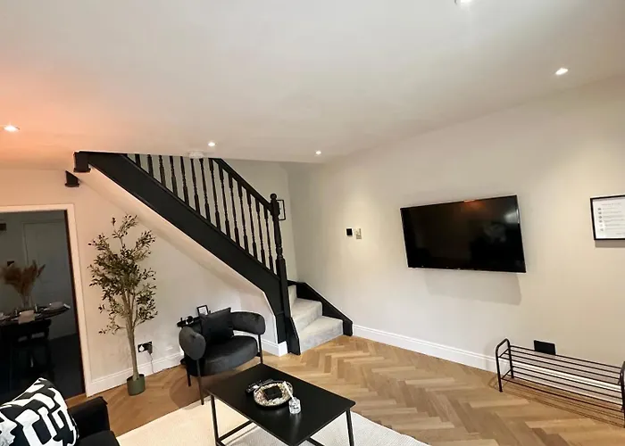 Convenient House By Ankers Contractors With Free Parking Manchester