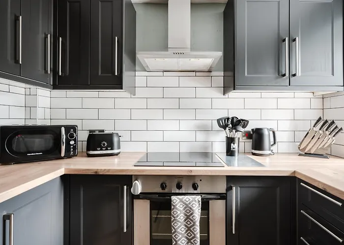 Modern 2 Bedroom House With Parking Mánchester