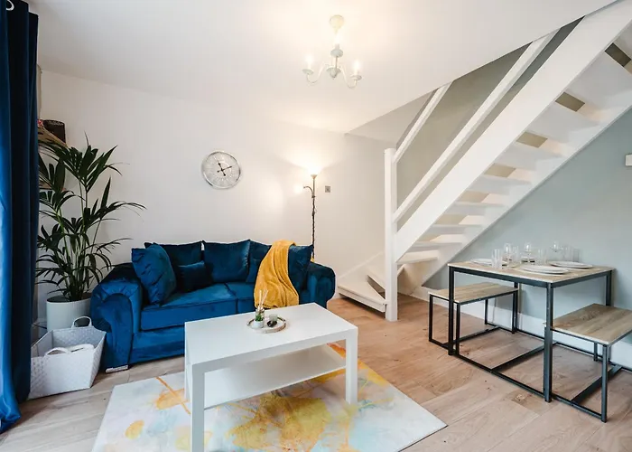 Modern 2 Bedroom House With Parking Mánchester