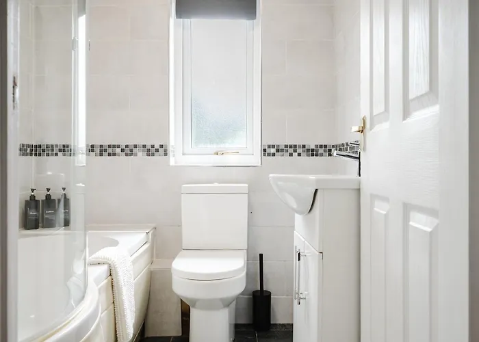 Modern 2 Bedroom House With Parking *