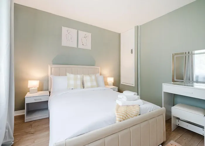 Modern 2 Bedroom House With Parking Сasa de vacaciones