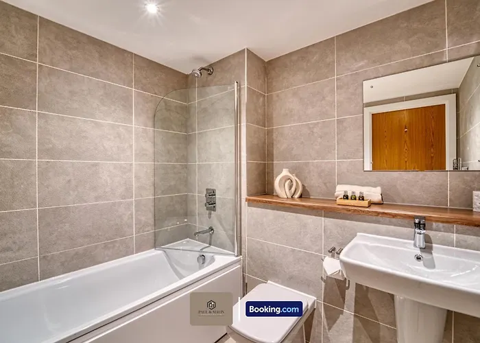 3 Bedroom By Paul & Malin Short Lets & Serviced Stretford With Gym Access Apartment *