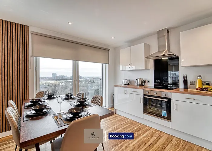 Apartment 3 Bedroom By Paul & Malin Short Lets & Serviced Stretford With Gym Access