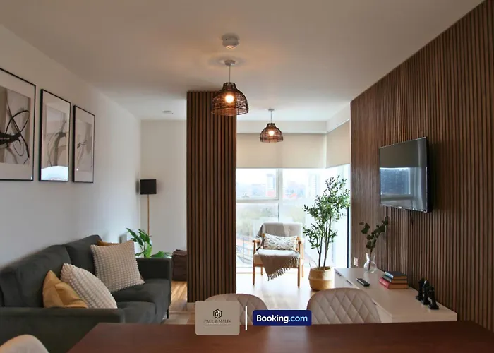 3 Bedroom By Paul & Malin Short Lets & Serviced Stretford With Gym Access