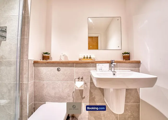 3 Bedroom By Paul & Malin Short Lets & Serviced Stretford With Gym Access Apartment *