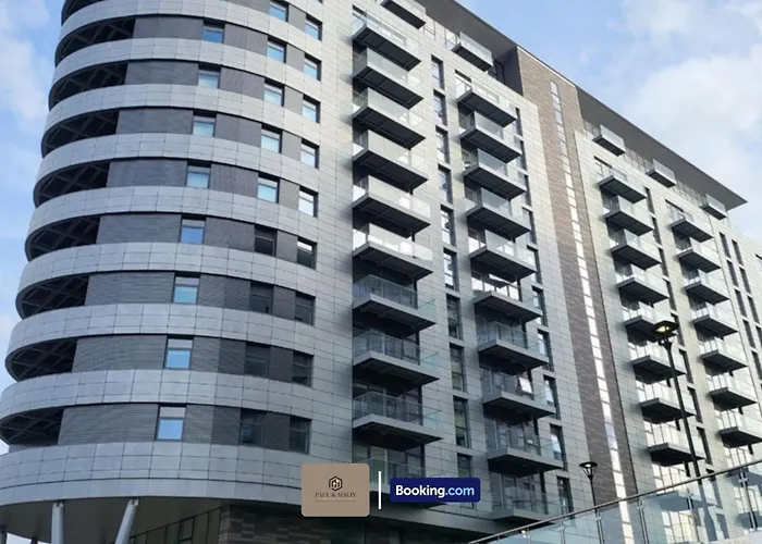 3 Bedroom By Paul & Malin Short Lets & Serviced Stretford With Gym Access