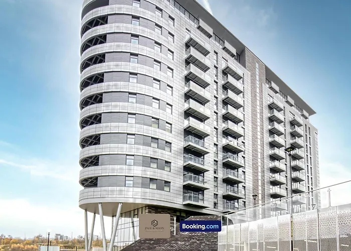 Apartment 3 Bedroom By Paul & Malin Short Lets & Serviced Stretford With Gym Access