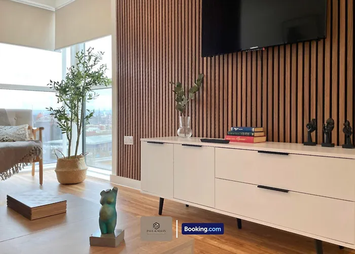 Apartment 3 Bedroom By Paul & Malin Short Lets & Serviced Stretford With Gym Access