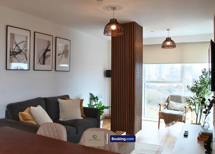 3 Bedroom By Paul & Malin Short Lets & Serviced Stretford With Gym Access Manchester