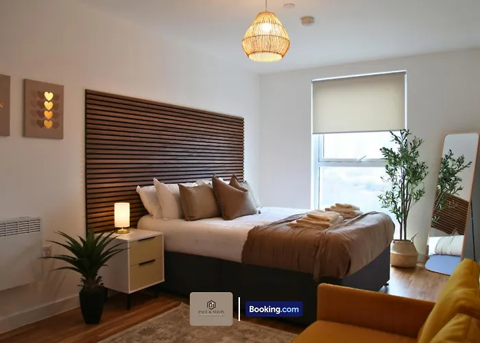 Apartment 3 Bedroom By Paul & Malin Short Lets & Serviced Stretford With Gym Access Manchester