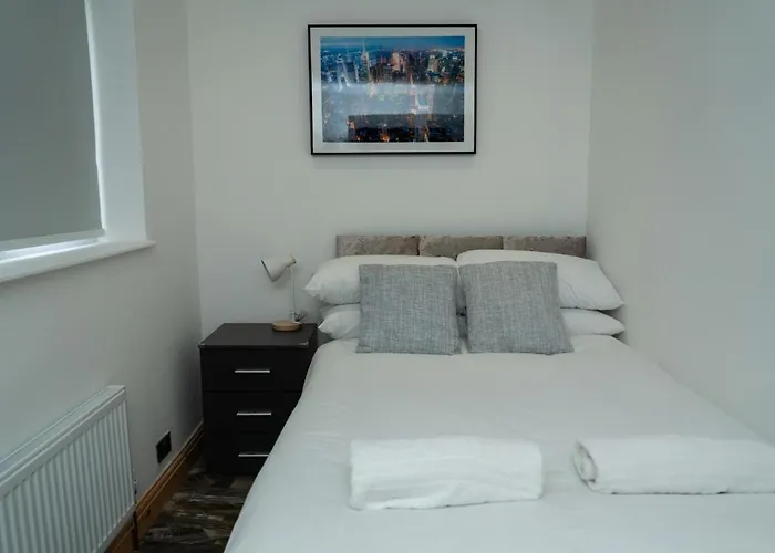 4 Bed Failsworth - 3 Bathrooms - Free Parking - Mon-fri - Ideal For Contractors And Families