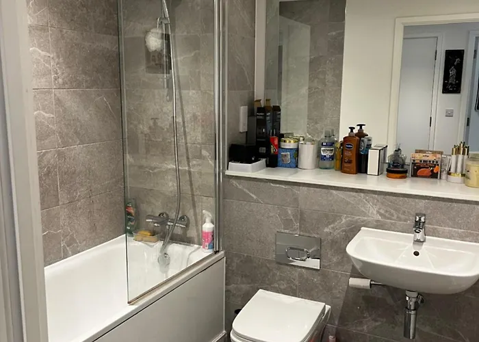 Private Double With Shared Amenities Near * 曼彻斯特