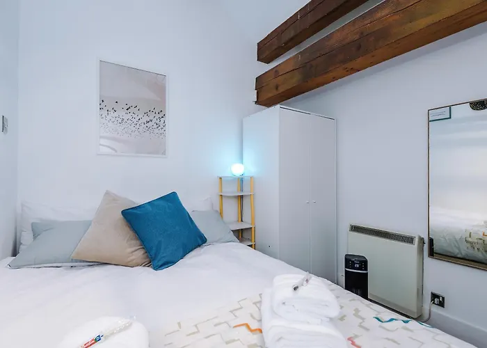 Mcr 2br 2ba, Parking, Wifi, Full Kitchen *