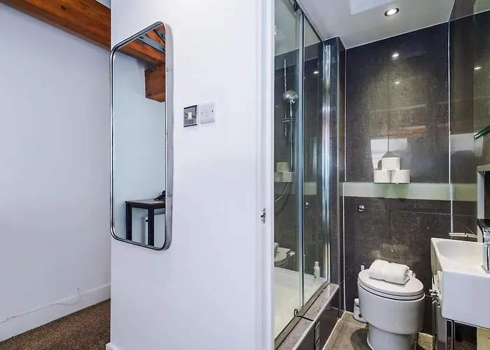 Mcr 2br 2ba, Parking, Wifi, Full Kitchen Daire