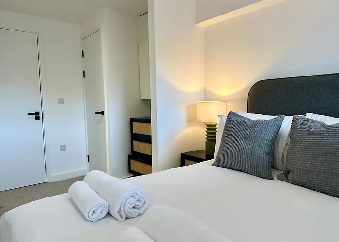 Cute 1 Bed Duplex With Balcony Apartment *