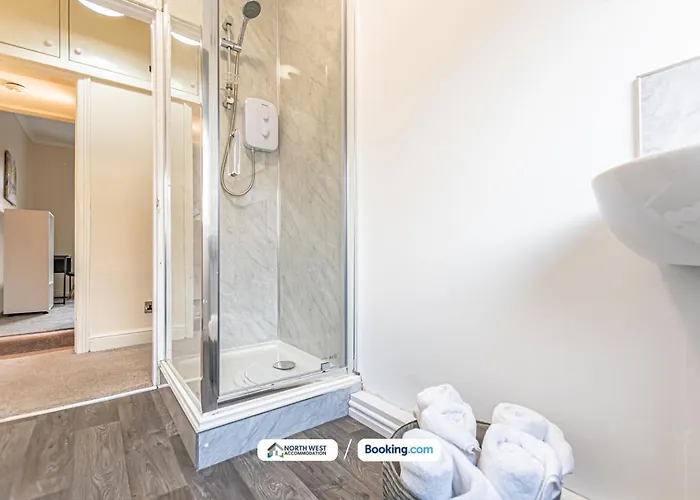 Spacious 3-bedroom House In With Free Parking Casa de Férias