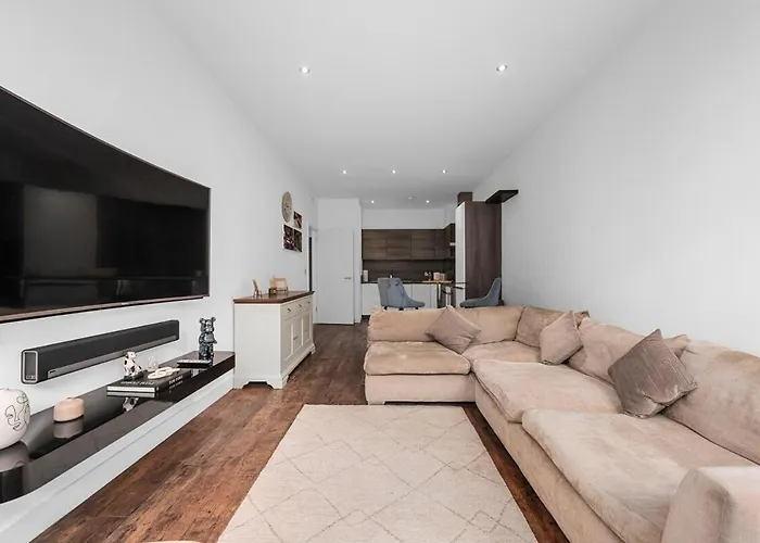 Two Bedroom By Brookland Serviced Short Lets With Free Wifi شقة