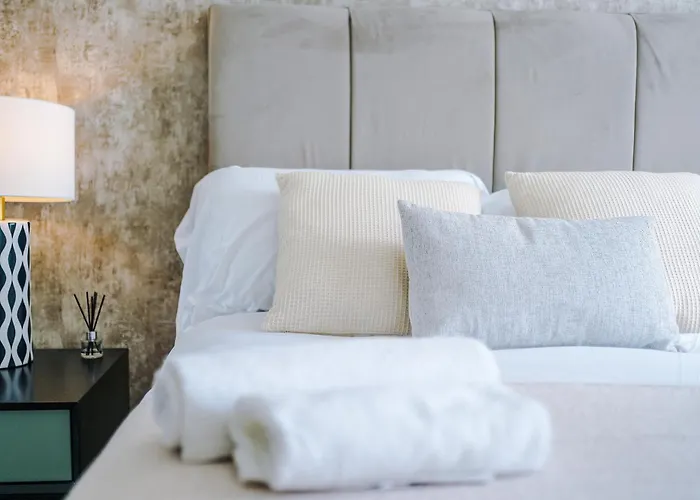 2br Chic And Stylish In Salford, Wifi, Kitchen, Parking With View *