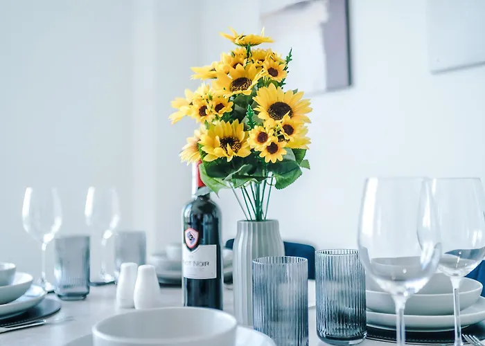 2br Chic And Stylish In Salford, Wifi, Kitchen, Parking With View Apartamento *