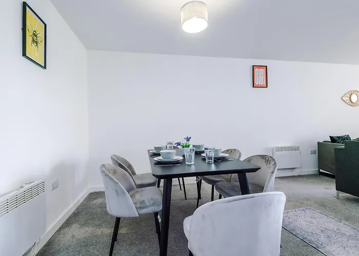 Charming Salford, Staycation, Wifi, Sleeps 5 Apartment