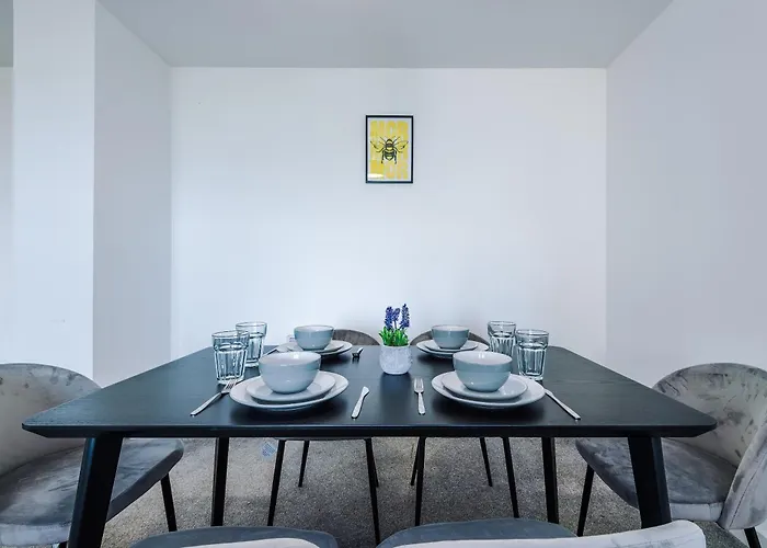 Charming Salford, Staycation, Wifi, Sleeps 5 Apartment *