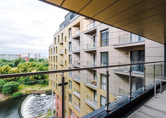 Apartment Charming Salford, Staycation, Wifi, Sleeps 5 *