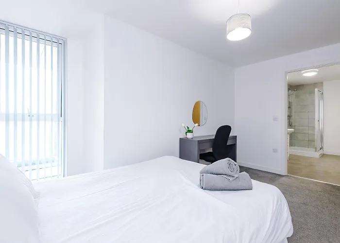 Charming Salford, Staycation, Wifi, Sleeps 5 * Manchester