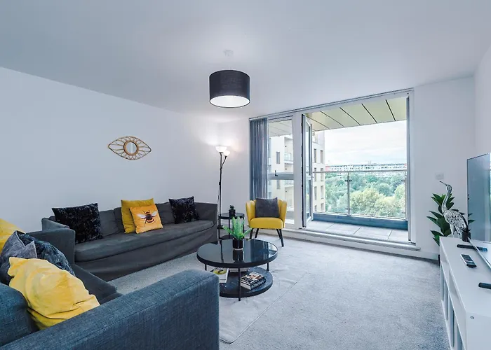 Charming Salford, Staycation, Wifi, Sleeps 5 Apartment Manchester