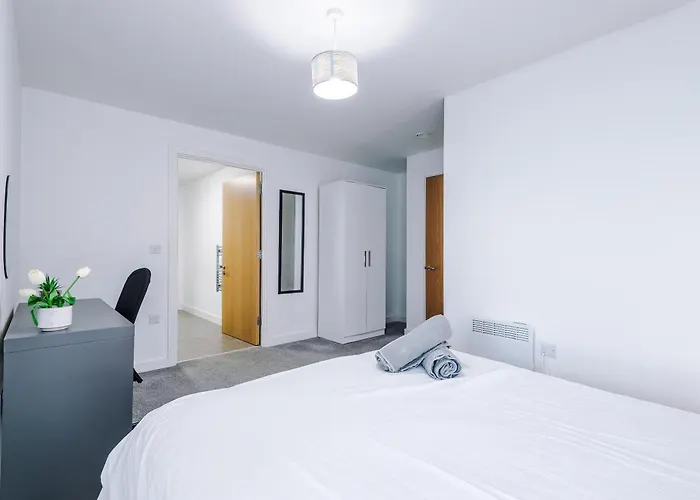 Apartment Charming Salford, Staycation, Wifi, Sleeps 5 *