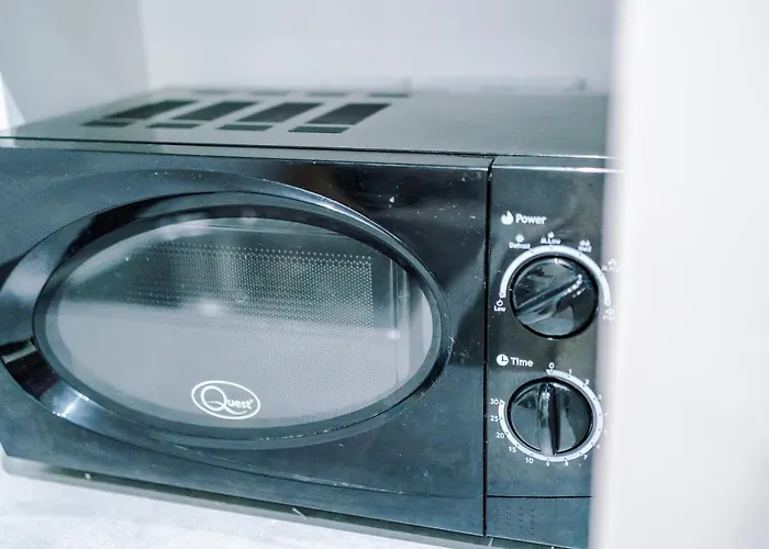 Charming Salford, Staycation, Wifi, Sleeps 5 *