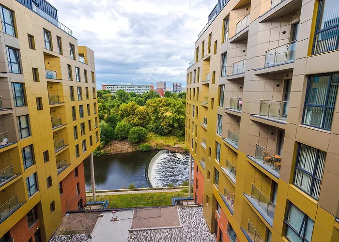 Apartment Charming Salford, Staycation, Wifi, Sleeps 5 *