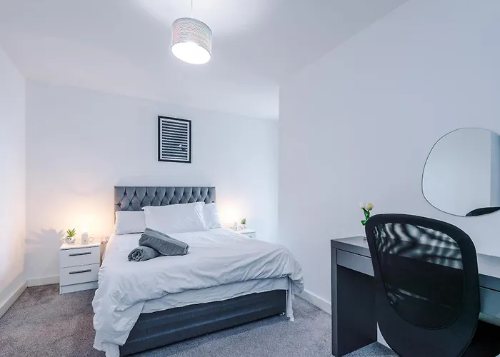 Charming Salford, Staycation, Wifi, Sleeps 5 Manchester