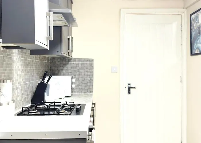 Stylish 3 Bedroom House 60 - Free Parking