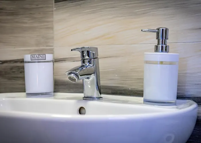 New Large Townhouse 3 Bedrooms 4 Beds And Parking Manchester