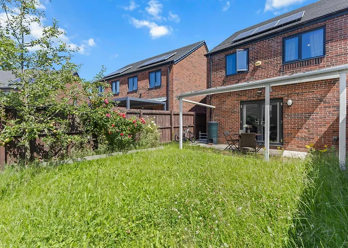 New Large Townhouse 3 Bedrooms 4 Beds And Parking